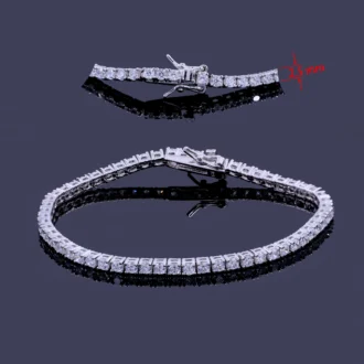 צמיד טניס כסף מבריק עם אבני חן, בעיצוב עדין ואיכותי, מתאים לסיטונאות תכשיטים.