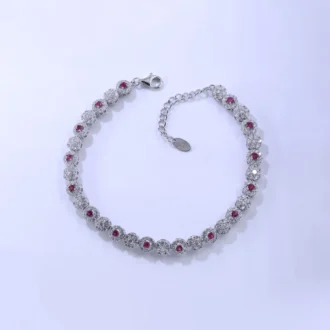 צמיד כסף מעוצב עם אבני חן אדומות, מתאים לסיטונאות תכשיטים ולקולקציות יוקרתיות.