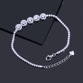 צמיד כסף מעוצב עם אבני חן, מתאים לסיטונאות תכשיטים ולספקי תכשיטים בסיטונאות.