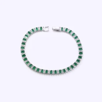 צמיד טניס כסף מעוטר באבנים ירוקות, מתאים לסיטונאות תכשיטים איכותיים.