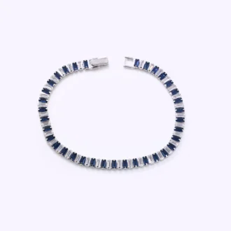 צמיד טניס כסף מעוצב עם אבנים כחולות, מתאים לסיטונאות תכשיטים ייחודיים.