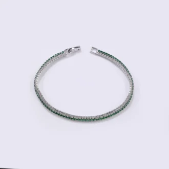 צמיד טניס כסף מעוצב עם אבני חן ירוקות, מתאים לאוהבי תכשיטים בסיטונאות.