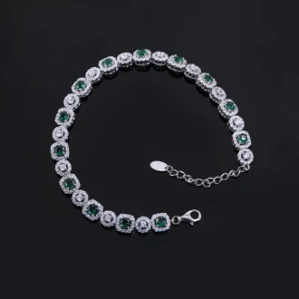 צמיד כסף עדין עם אבן ירוקה, מתאים לסיטונאות תכשיטים ולקולקציות יוקרתיות.