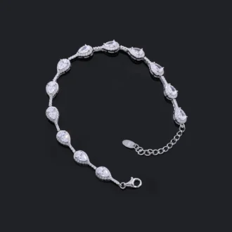 צמיד כסף מעוצב עם אבנים נוצצות, מתאים לסיטונאות תכשיטים איכותיים.