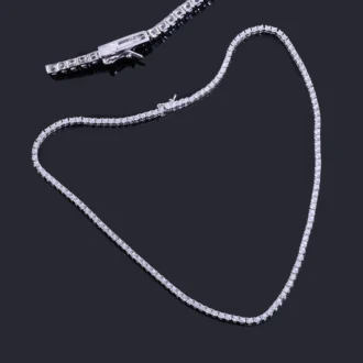 צמיד טניס כסף מבריק, מעוצב באלגנטיות עם אבנים זוהרות. מתאים לסיטונאות תכשיטים יוקרתיים.