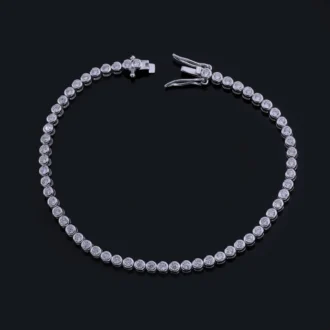 צמיד טניס כסף עדין עם אבני חן מבריקות, מתאים לאוהבי תכשיטים בסיטונאות.