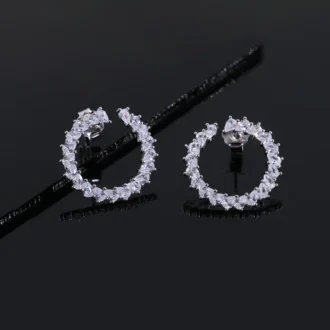 עגילים צמודים מכסף עם אבני חן נוצצות, מתאימים לסיטונאות תכשיטים בעיצוב עדין.