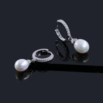 עגילים צמודים מכסף עם פנינה, בעיצוב אלגנטי, מתאימים לסיטונאות תכשיטי כסף.