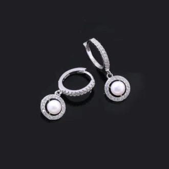 עגילים צמודים מכסף עם פנינים וזכוכית, מתאימים לסיטונאות תכשיטים באיכות גבוהה.