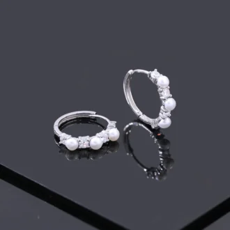 עגילים צמודים מכסף עם פנינים ונצנצים, מושלמים לאופנה יומיומית או לאירועים מיוחדים.