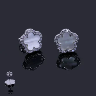 עגילים צמודים כסף בצורת פרח עם פנינים וזיגזוגים, מתאימים לסיטונאות תכשיטי כסף.