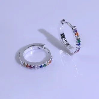 עגילים צמודים מכסף עם אבנים צבעוניות, מתאימים לסיטונאות תכשיטים איכותיים.