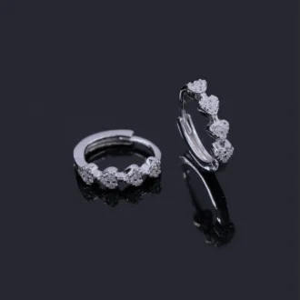 עגילים צמודים מכסף עם אבני זרקון, מתאימים לסיטונאות תכשיטים בעיצובים עדינים ואופנתיים.