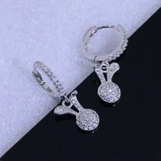 עגילים צמודים מכסף עם עיצוב עדין ואבני חן, מתאימים לסיטונאות תכשיטים.