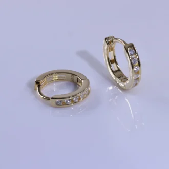 עגילי כסף צמודים עם אבני חן, מתאימים לסיטונאות תכשיטי כסף.