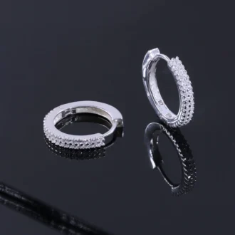 עגילים צמודים מכסף עם עיצוב אלגנטי, מושלמים לסיטונאות תכשיטים.