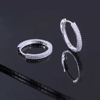 עגילים צמודים כסף עם עיצוב עדין, מושלמים לתכשיטים בסיטונאות.