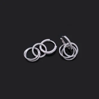 עגילים צמודים מכסף מעוצבים עם טבעות ופרטים מבריקים, מתאימים לסיטונאות תכשיטים.