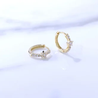 עגילים צמודים כסף עם אבני ציפוי מבריקות, מתאימים לגיוון בתכשיטים בסיטונאות.