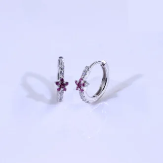 עגילים צמודים מכסף עם אבני חן אדומות וזוהרות, מתאימים לסיטונאות תכשיטים איכותיים.