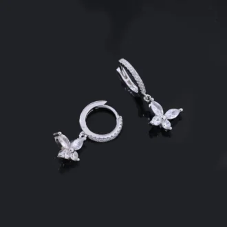 עגילים צמודים כסף עם עיצוב פרחוני וזוהר, מתאימים לסיטונאות תכשיטים ולקולקציות עדינות.