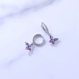 עגילים צמודים מכסף עם אבני חן סגולות ואדומות, עיצוב עדין ואלגנטי, מושלמים לכל הזדמנות.