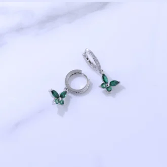 עגילים צמודים מכסף עם אבני חן ירוקות, עיצוב עדין ומרשים, מתאימים לסיטונאות תכשיטים.