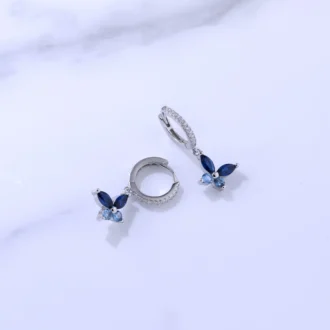 עגילים צמודים מכסף עם אבני סוורובסקי בצבעים שונים, עיצוב עדין ואלגנטי.