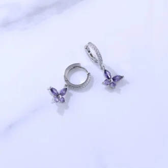 עגילים צמודים מכסף עם אבני חן סגולות, מושלמים לסיטונאות תכשיטים איכותיים.