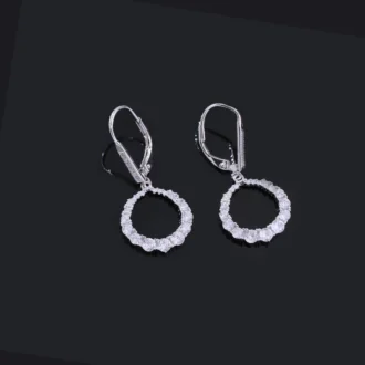 עגילים צמודים מכסף עם עיצוב מעגלי ומרשים, מושלמים לסיטונאות תכשיטי כסף.