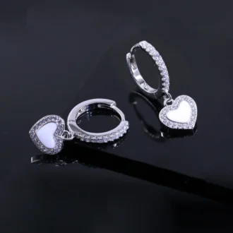 עגילים צמודים כסף בעיצוב לב עם אבנים זורחות, מתאימים לסיטונאות תכשיטים.