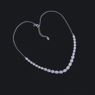 שרשרת כסף עדינה עם אבני חן מרהיבות, מושלמת עבור סיטונאות תכשיטים.