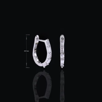 עגילי כסף צמודים עם אבני חן, בעיצוב עדין, מתאימים לסיטונאות תכשיטים.