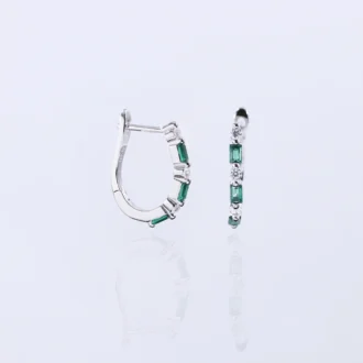 עגילים צמודים מכסף עם אבני חן ירוקות ודמוי יהלומים, מתאימים לסיטונאות תכשיטים.