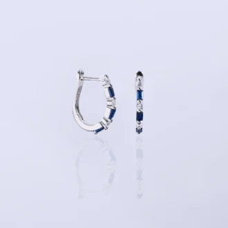 עגילים צמודים מכסף עם אבני סברובסקי, מתאימים לסיטונאות תכשיטים איכותיים.