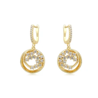 עגילים צמודים מזהב עם אבנים מבריקות, עיצוב עדין ומיוחד, מושלמים לשימוש יומיומי.