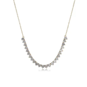 שרשרת עם תליון מעוצב בעיצוב עדין, משובץ אבנים זורחות. תכשיט מושלם לכל אירוע.