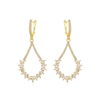 עגילים צמודים מזהב עם אבני חן, בעיצוב אלגנטי, מתאימים לסיטונאות תכשיטים איכותיים.