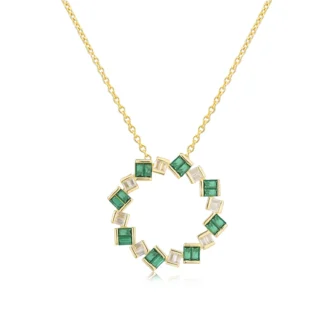 שרשרת עם תליונים בצורה מעגלית, משובצים באבן ירוקה ואבן שקופה. תכשיט אלגנטי ומיוחד.