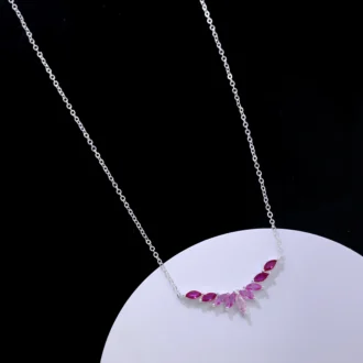 שרשרת כסף עם אבני חן ורודות, עיצוב עדין ומיוחד, מתאימה לסיטונאות תכשיטי כסף.