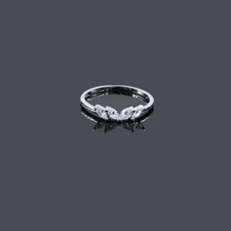 טבעת כסף עדינה עם עיצוב ייחודי של פנינים, מושלמת לתכשיטים בסיטונאות.