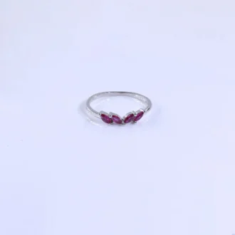 טבעת כסף עדינה עם שלושה אבני רובי, מתאימה לסיטונאות תכשיטים ובפרט תכשיטי כסף.