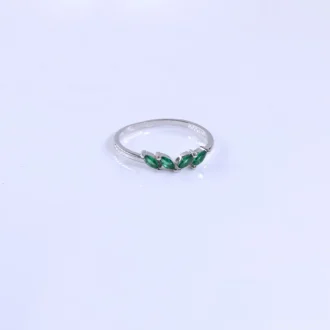 טבעת כסף עדינה עם שלושה אבנים ירוקות מבריקות, מתאימה לסיטונאות תכשיטים.