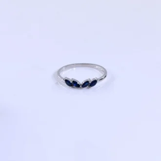 טבעת כסף עדינה עם שלושה אבני סברובסקי כחולות, מתאימה לסיטונאות תכשיטים.