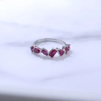 טבעת כסף עדינה עם אבני רובי, מושלמת לתכשיטים בסיטונאות.