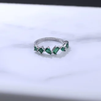 טבעת כסף עדינה עם אבני חן ירוקות, מתאימה לסיטונאות תכשיטי כסף.