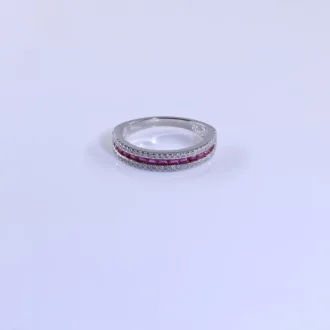 טבעת כסף בעיצוב עדין עם אבני רובי וזירקון, מתאימה לסיטונאות תכשיטים.