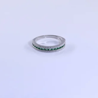 טבעת כסף עדינה עם אבני חן ירוקות, מתאימה לסיטונאות תכשיטים איכותיים.