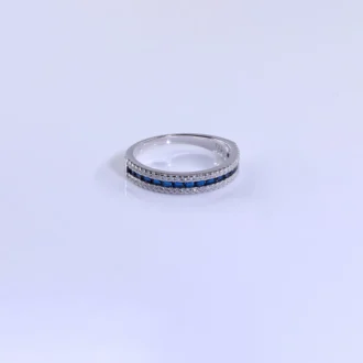 טבעת כסף עדינה עם אבני סברובסקי כחולות, מתאימה לסיטונאות תכשיטים.