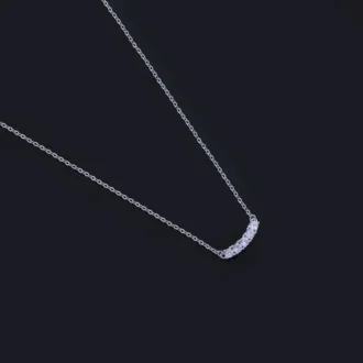 שרשרת כסף עדינה עם תליוני זירקונים, מתאימה לסיטונאות תכשיטים.